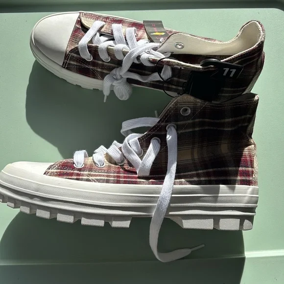 Women’s Plaid Sneaker - Picture 2 of 5